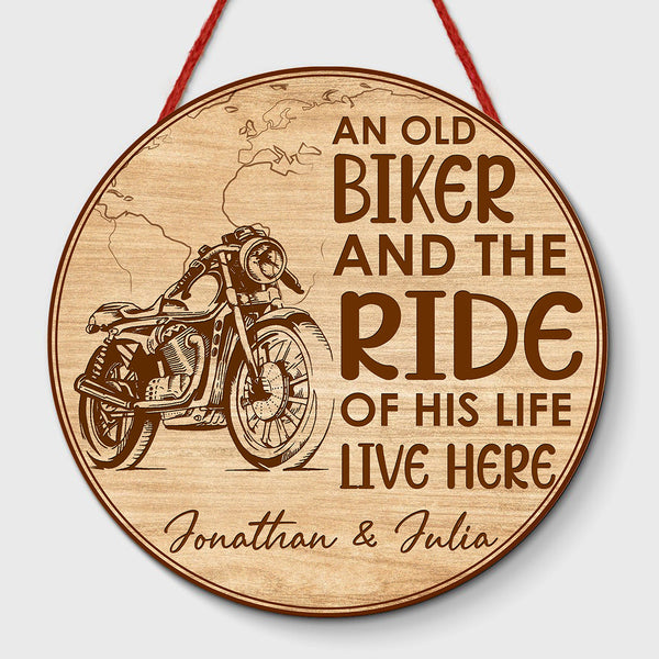 Personalized Biker Couple Door Hanger| Wooden Round Door Hanger for Biker Couple| An Old Biker & The Ride of His Life Door Hanger| Gift for Bikers Motorcycling Lover Decoration| JDH24